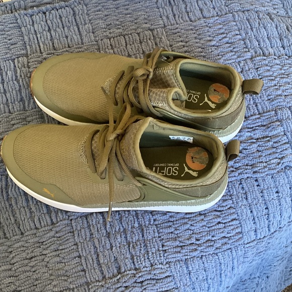 Green PuMa size 7 hardly worn gym shoes best offer - Picture 2 of 7